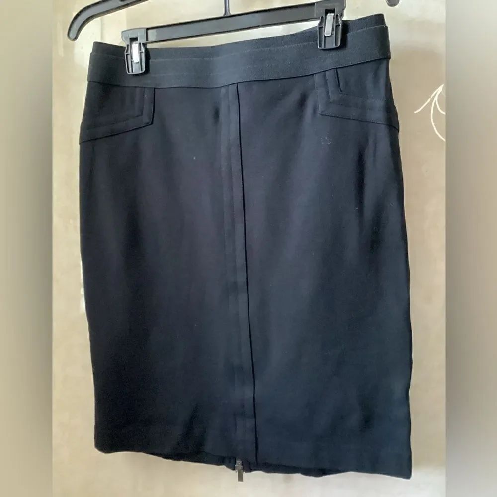 BCBG M black body on skirt, pencil, stretch, figure accentuating seams details